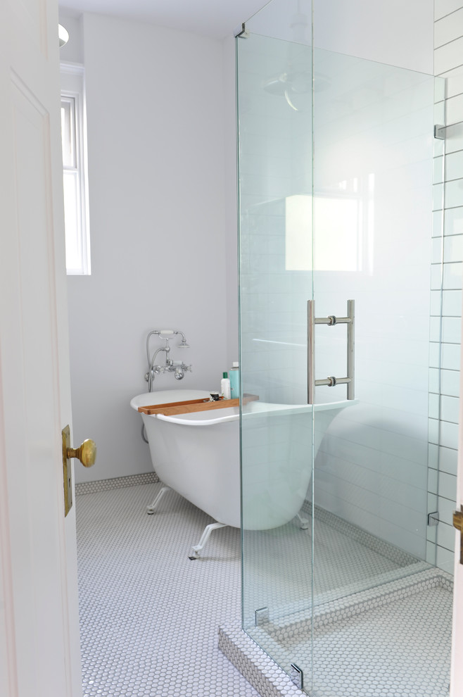 Foto de cuarto de baño clásico con bañera con patas y baldosas y/o azulejos de cemento