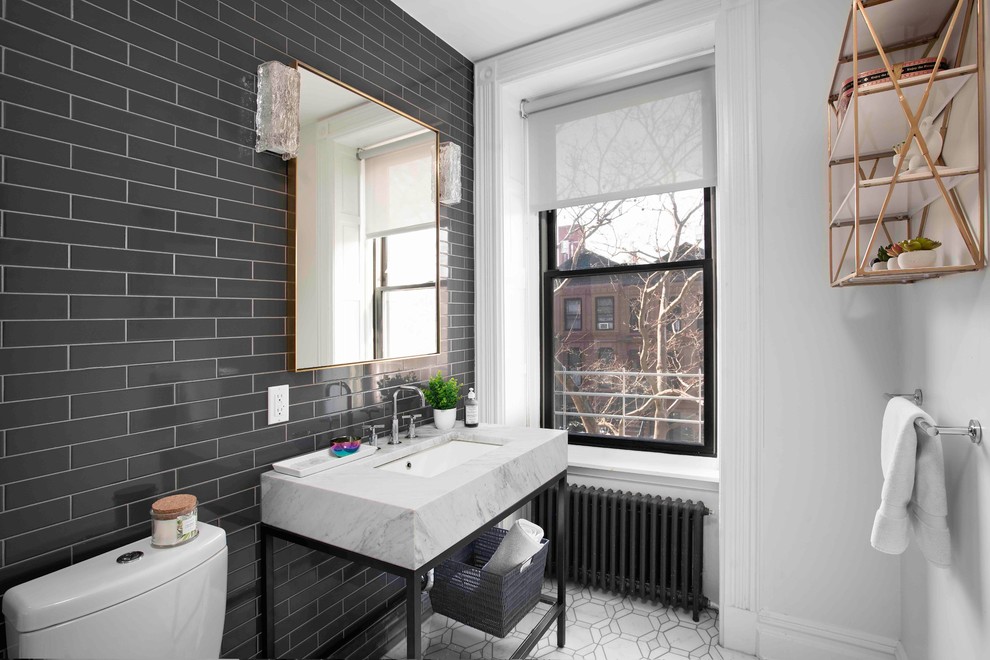 Foto på ett litet vintage vit badrum med dusch, med öppna hyllor, en toalettstol med hel cisternkåpa, grå kakel, keramikplattor, grå väggar, klinkergolv i porslin, ett undermonterad handfat, marmorbänkskiva och grått golv