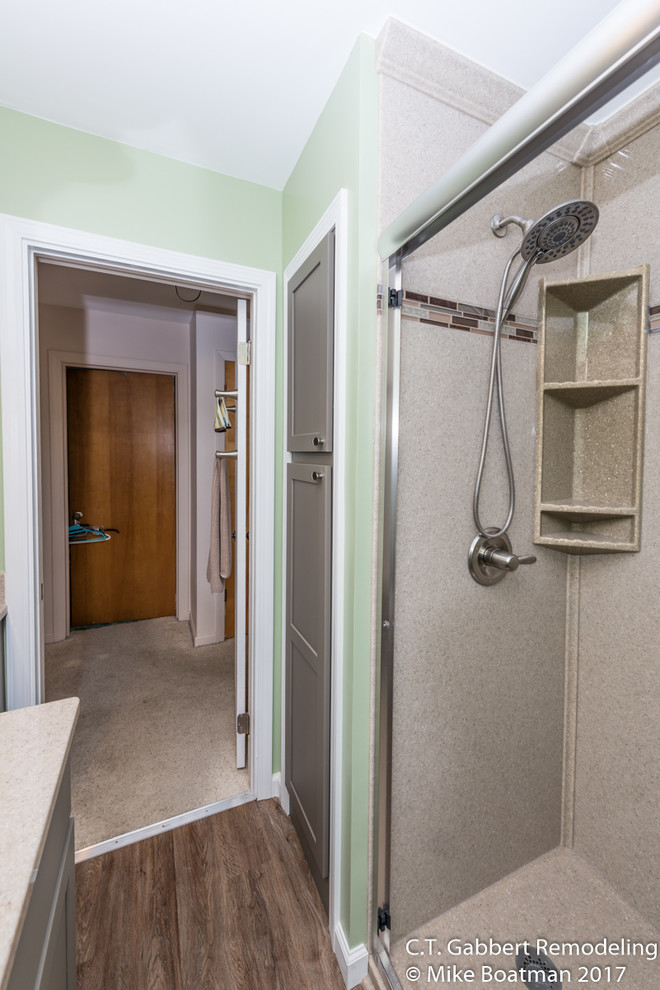 Kleines Klassisches Duschbad mit Schrankfronten mit vertiefter Füllung, grauen Schränken, Duschnische, bunten Wänden, Laminat, integriertem Waschbecken, Onyx-Waschbecken/Waschtisch, braunem Boden und Schiebetür-Duschabtrennung in Chicago
