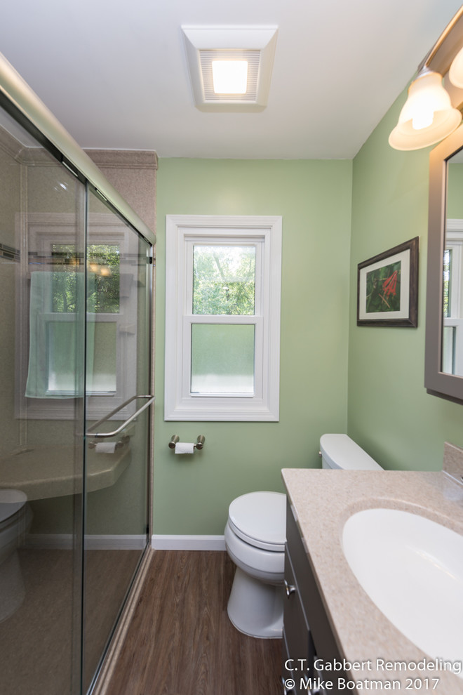 Inspiration för ett litet vintage badrum med dusch, med luckor med infälld panel, grå skåp, en dusch i en alkov, flerfärgade väggar, laminatgolv, ett integrerad handfat, bänkskiva i onyx, brunt golv och dusch med skjutdörr