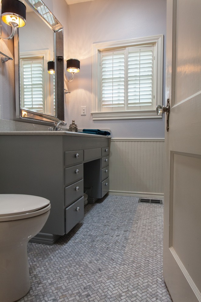 Exemple d'une petite salle de bain chic pour enfant avec un lavabo encastré, un placard en trompe-l'oeil, des portes de placard grises, un plan de toilette en quartz modifié, une baignoire en alcôve, un combiné douche/baignoire, WC à poser, un carrelage blanc, un carrelage métro, un mur bleu et un sol en carrelage de terre cuite.