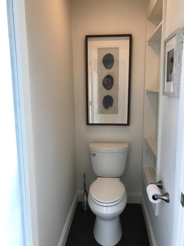 Inspiration för mellanstora klassiska vitt toaletter, med släta luckor, vita skåp, en toalettstol med separat cisternkåpa, vita väggar, vinylgolv, ett undermonterad handfat, bänkskiva i kvartsit och brunt golv