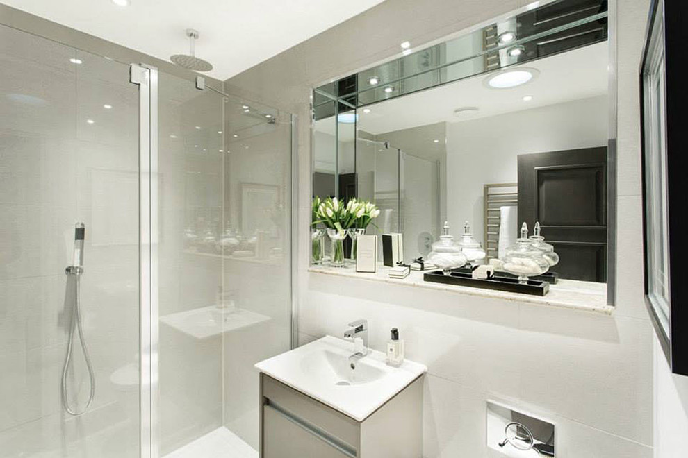 Idee per una stanza da bagno padronale moderna di medie dimensioni con ante beige e doccia aperta