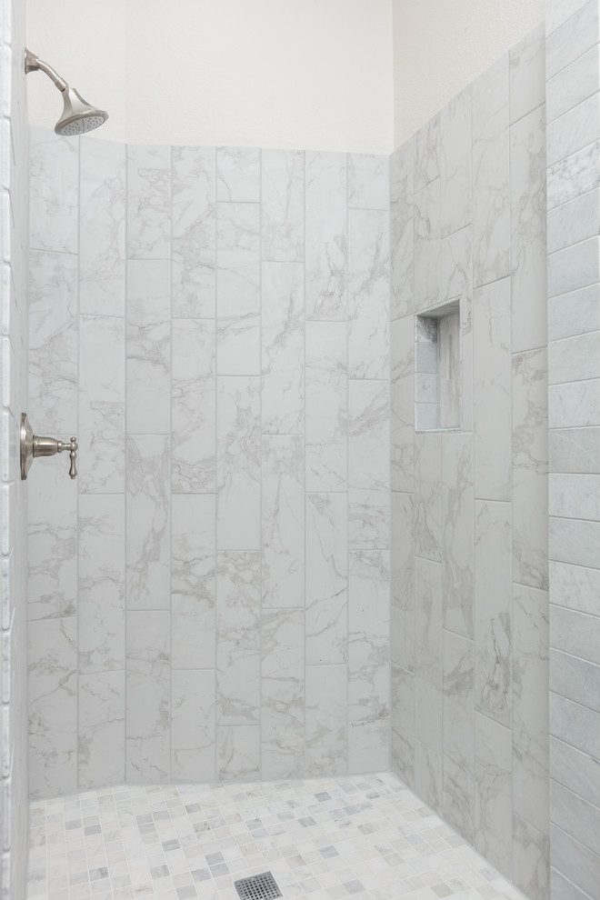 ダラスにある高級な中くらいなトランジショナルスタイルのおしゃれな浴室の写真