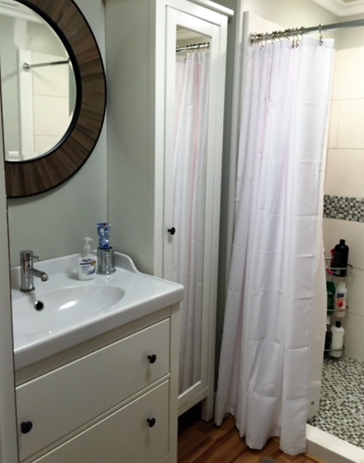 Foto på ett litet minimalistiskt en-suite badrum, med släta luckor, vita skåp, en dusch i en alkov, en toalettstol med separat cisternkåpa, grå kakel, mosaik, grå väggar, linoleumgolv, ett integrerad handfat, brunt golv och dusch med duschdraperi