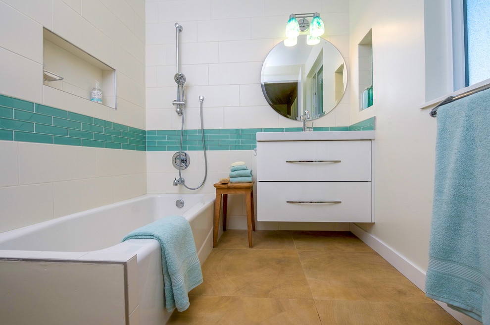 Стильный дизайн: ванная комната среднего размера в стиле неоклассика (современная классика) с плоскими фасадами, белыми фасадами, угловой ванной, унитазом-моноблоком, белыми стенами, полом из керамической плитки, душевой кабиной, душем над ванной, синей плиткой, стеклянной плиткой, врезной раковиной и столешницей из искусственного кварца - последний тренд