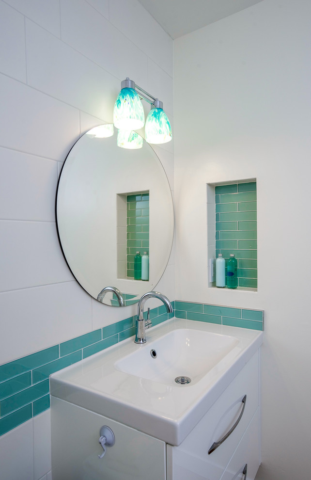 シアトルにある高級な中くらいなトランジショナルスタイルのおしゃれなバスルーム (浴槽なし) (フラットパネル扉のキャビネット、白いキャビネット、一体型トイレ	、白い壁、コーナー型浴槽、シャワー付き浴槽	、青いタイル、ガラスタイル、セラミックタイルの床、アンダーカウンター洗面器、クオーツストーンの洗面台) の写真