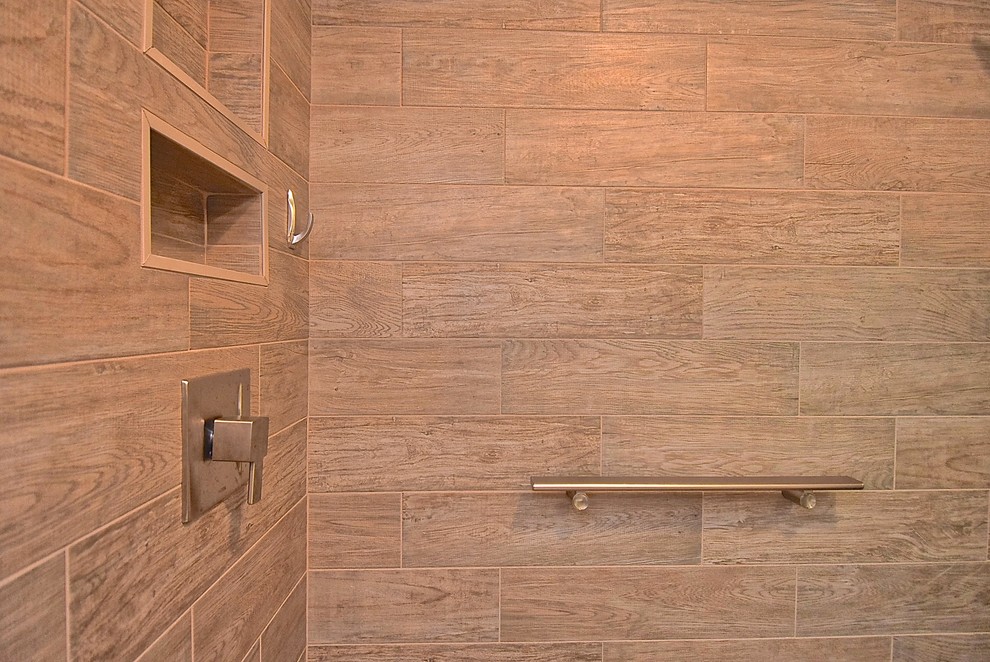 Imagen de cuarto de baño principal industrial de tamaño medio con ducha doble y baldosas y/o azulejos marrones