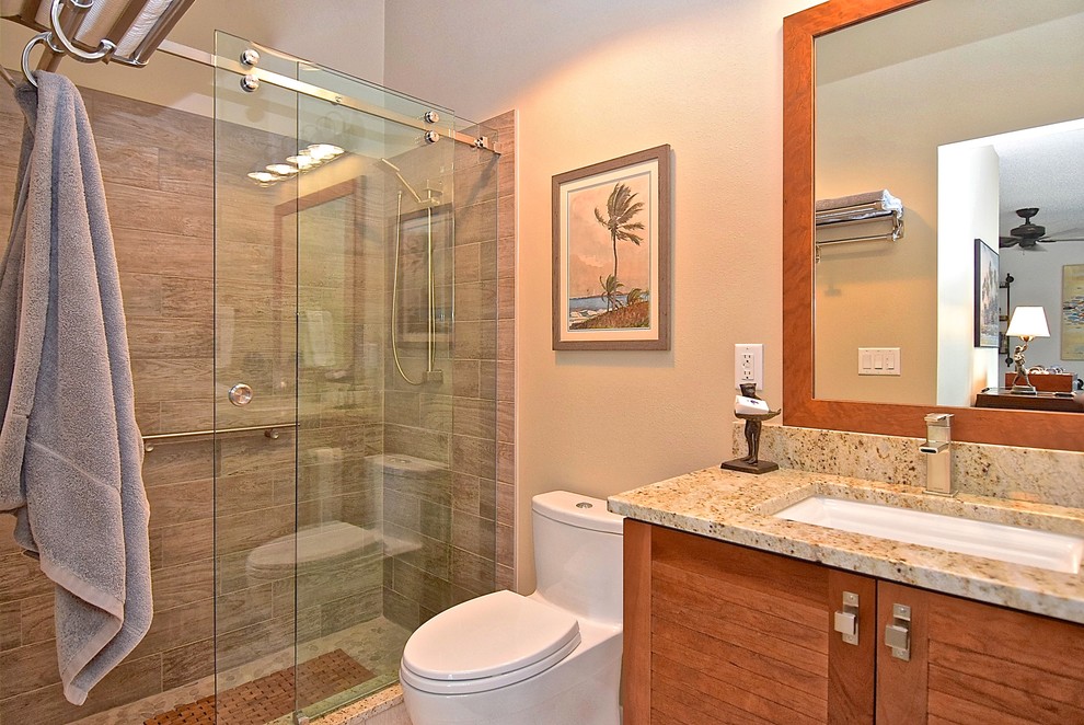 Immagine di una stanza da bagno padronale industriale di medie dimensioni con ante marroni, doccia doppia, piastrelle grigie, pareti beige, lavabo sottopiano, top in quarzo composito e porta doccia scorrevole