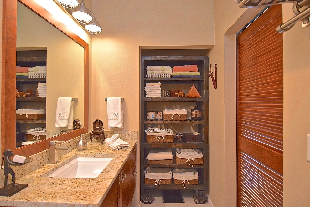 Mittelgroßes Industrial Badezimmer En Suite mit braunen Schränken, Doppeldusche, beiger Wandfarbe, Unterbauwaschbecken und Quarzwerkstein-Waschtisch in Tampa