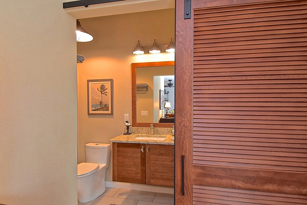 Foto på ett mellanstort industriellt en-suite badrum, med bruna skåp, en toalettstol med hel cisternkåpa, brun kakel, beige väggar, ett undermonterad handfat, bänkskiva i kvarts, klinkergolv i porslin och beiget golv