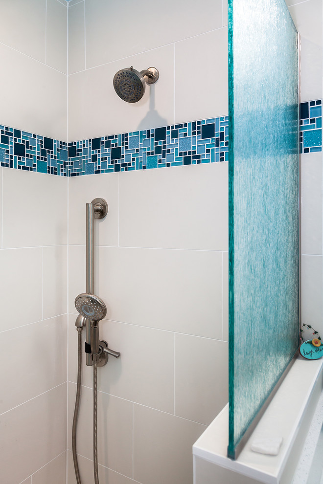 На фото: маленькая главная ванная комната в стиле неоклассика (современная классика) с фасадами в стиле шейкер, синими фасадами, ванной в нише, угловым душем, унитазом-моноблоком, серой плиткой, керамогранитной плиткой, белыми стенами, полом из ламината, врезной раковиной, столешницей из искусственного кварца, серым полом, душем с распашными дверями и белой столешницей для на участке и в саду с
