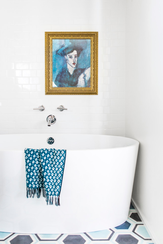 На фото: главная ванная комната среднего размера в стиле модернизм с плоскими фасадами, белыми фасадами, отдельно стоящей ванной, душем в нише, унитазом-моноблоком, синей плиткой, цементной плиткой, белыми стенами, бетонным полом, врезной раковиной и столешницей из искусственного кварца