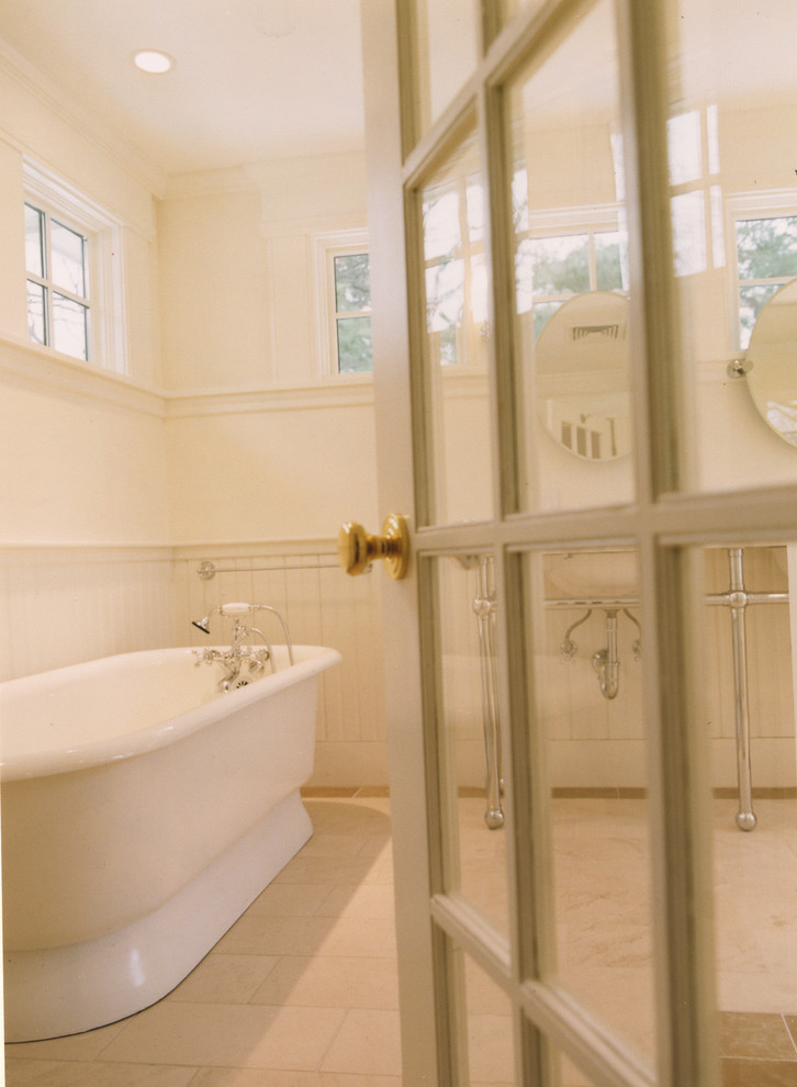 Esempio di una stanza da bagno padronale chic con lavabo a colonna, top in marmo, vasca freestanding, doccia aperta, WC monopezzo, piastrelle bianche, piastrelle in ceramica e pavimento in pietra calcarea
