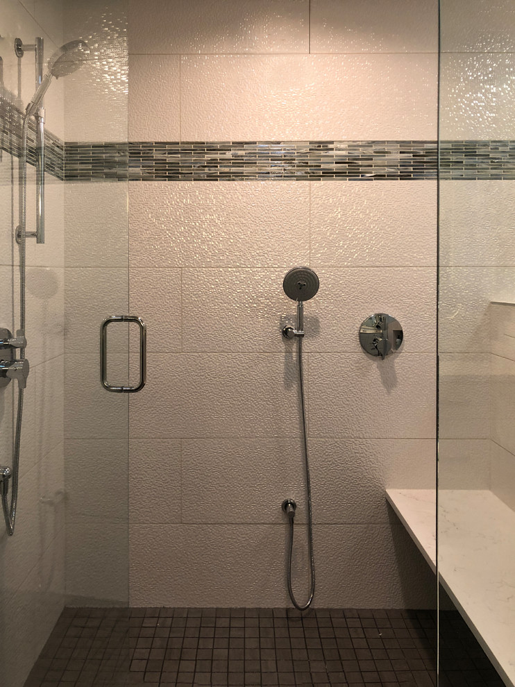 Exempel på ett mellanstort modernt vit vitt en-suite badrum, med skåp i shakerstil, vita skåp, en kantlös dusch, en toalettstol med separat cisternkåpa, vit kakel, porslinskakel, blå väggar, klinkergolv i porslin, ett undermonterad handfat, bänkskiva i kvarts, grått golv och dusch med gångjärnsdörr