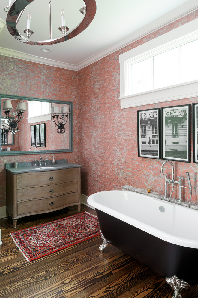 Foto på ett vintage grå en-suite badrum, med skåp i mellenmörkt trä, ett badkar med tassar, flerfärgade väggar, mörkt trägolv, ett undermonterad handfat och släta luckor