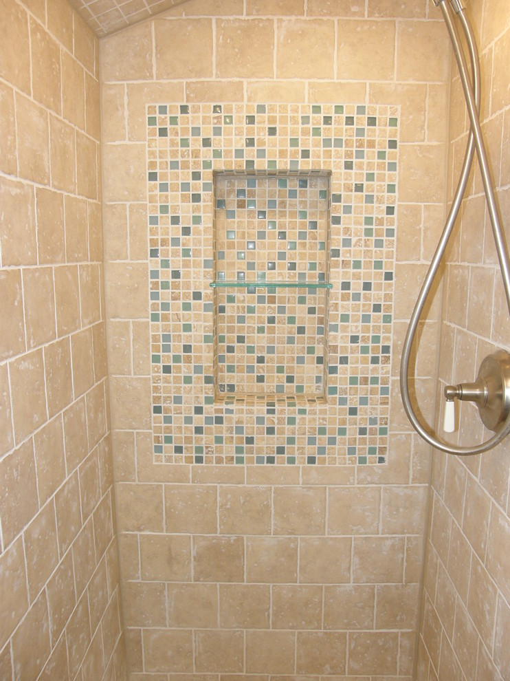 Imagen de cuarto de baño principal tradicional pequeño con bañera empotrada, ducha empotrada, baldosas y/o azulejos marrones, baldosas y/o azulejos de travertino, paredes azules, lavabo con pedestal y suelo beige