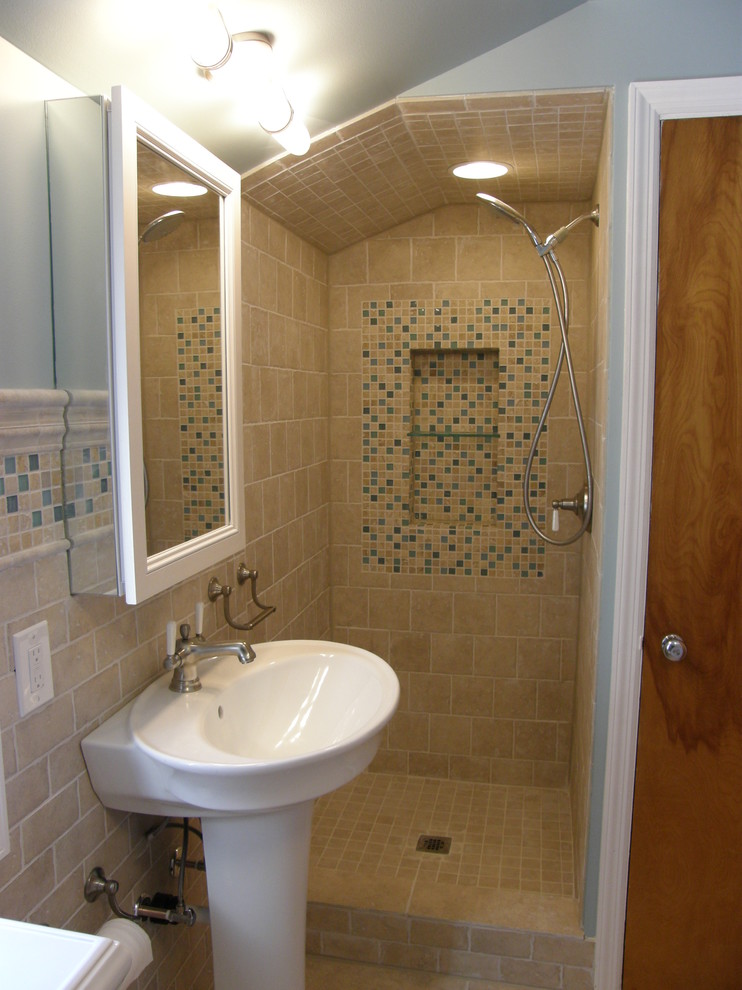 他の地域にある小さなトラディショナルスタイルのおしゃれなマスターバスルーム (アルコーブ型シャワー、茶色いタイル、トラバーチンタイル、青い壁、ペデスタルシンク、ベージュの床) の写真
