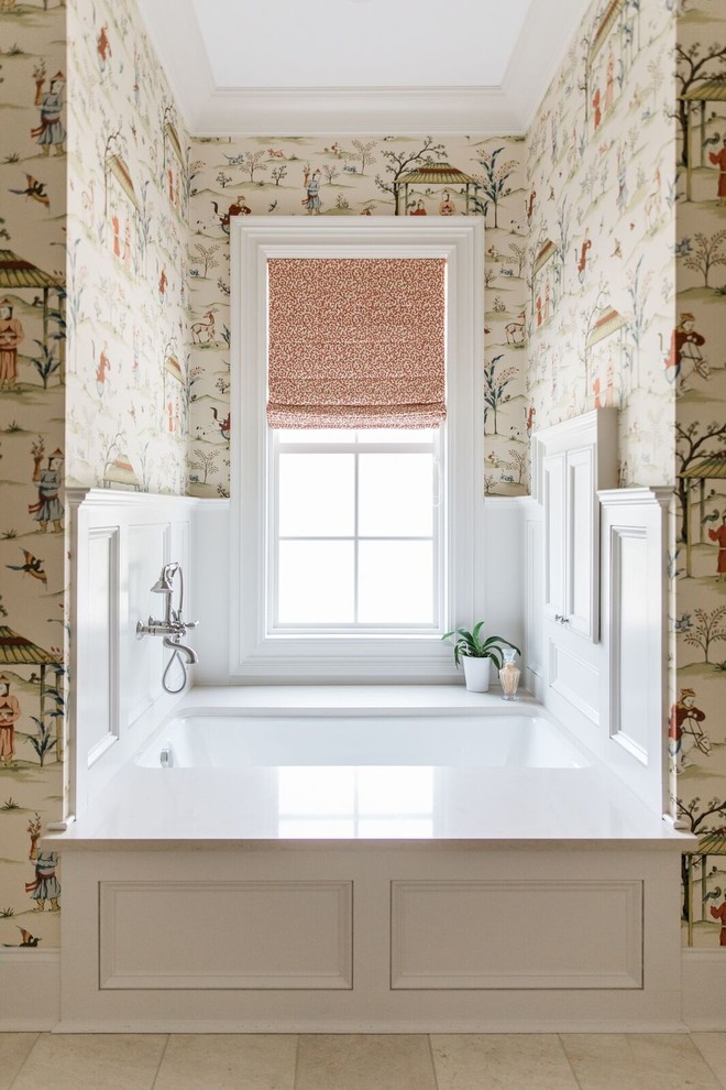 На фото: ванная комната в классическом стиле с фасадами с утопленной филенкой, белыми фасадами, полновстраиваемой ванной, белой столешницей, душем над ванной, бежевыми стенами, бежевым полом и открытым душем