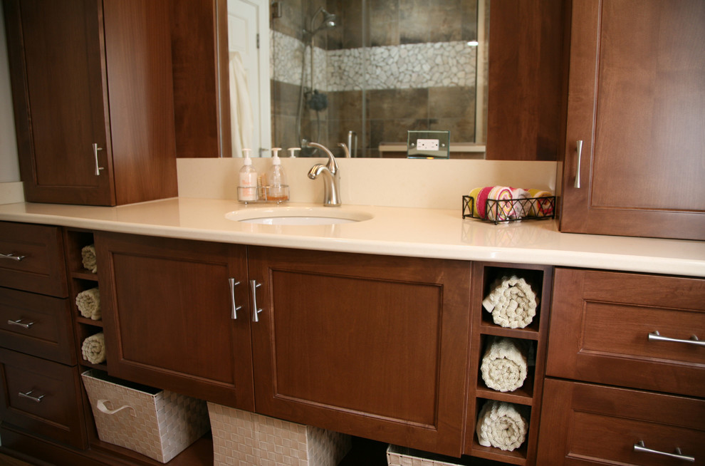 Пример оригинального дизайна: ванная комната в стиле неоклассика (современная классика) с фасадами с утопленной филенкой и фасадами цвета дерева среднего тона