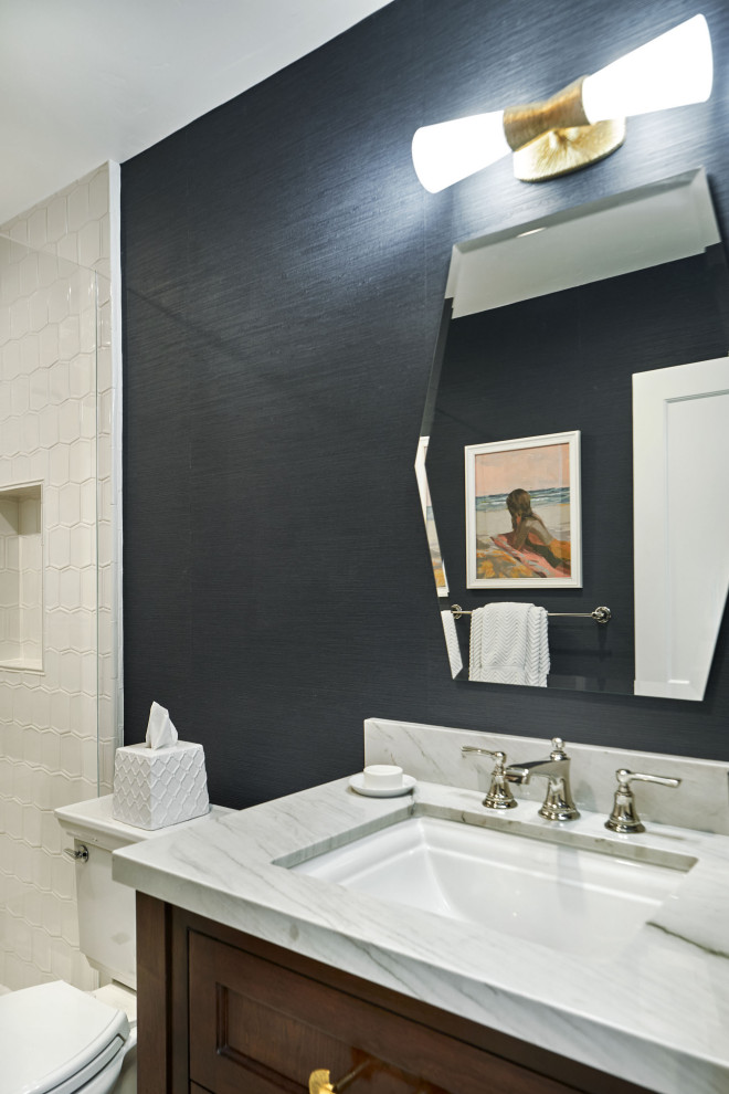 Пример оригинального дизайна: маленькая ванная комната в стиле неоклассика (современная классика) с фасадами с декоративным кантом, коричневыми фасадами, душем в нише, раздельным унитазом, белой плиткой, керамической плиткой, синими стенами, мраморным полом, душевой кабиной, врезной раковиной, мраморной столешницей, белым полом, душем с распашными дверями, белой столешницей, тумбой под одну раковину, напольной тумбой и обоями на стенах для на участке и в саду