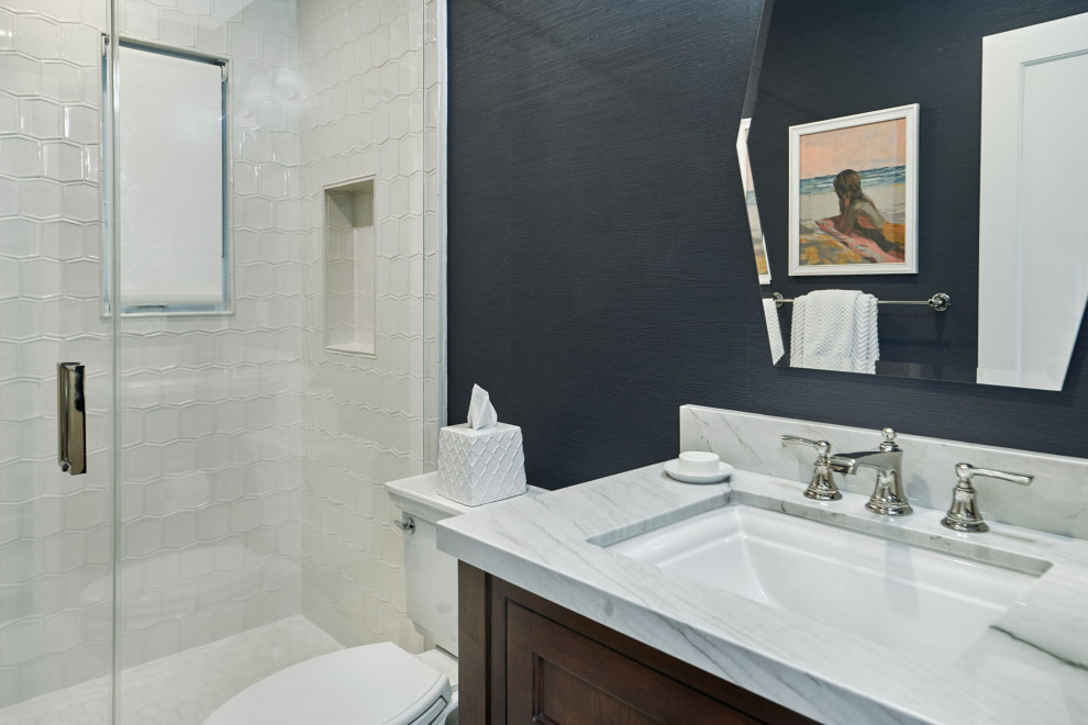 Идея дизайна: маленькая ванная комната в стиле неоклассика (современная классика) с фасадами с декоративным кантом, коричневыми фасадами, душем в нише, раздельным унитазом, белой плиткой, керамической плиткой, синими стенами, мраморным полом, душевой кабиной, врезной раковиной, мраморной столешницей, белым полом, душем с распашными дверями, белой столешницей, тумбой под одну раковину, напольной тумбой и обоями на стенах для на участке и в саду
