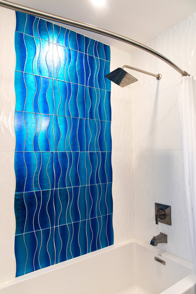 Источник вдохновения для домашнего уюта: главная ванная комната среднего размера с фасадами в стиле шейкер, бежевыми фасадами, ванной в нише, душем над ванной, унитазом-моноблоком, синей плиткой, стеклянной плиткой, белыми стенами, монолитной раковиной, столешницей из кварцита, шторкой для ванной и черной столешницей