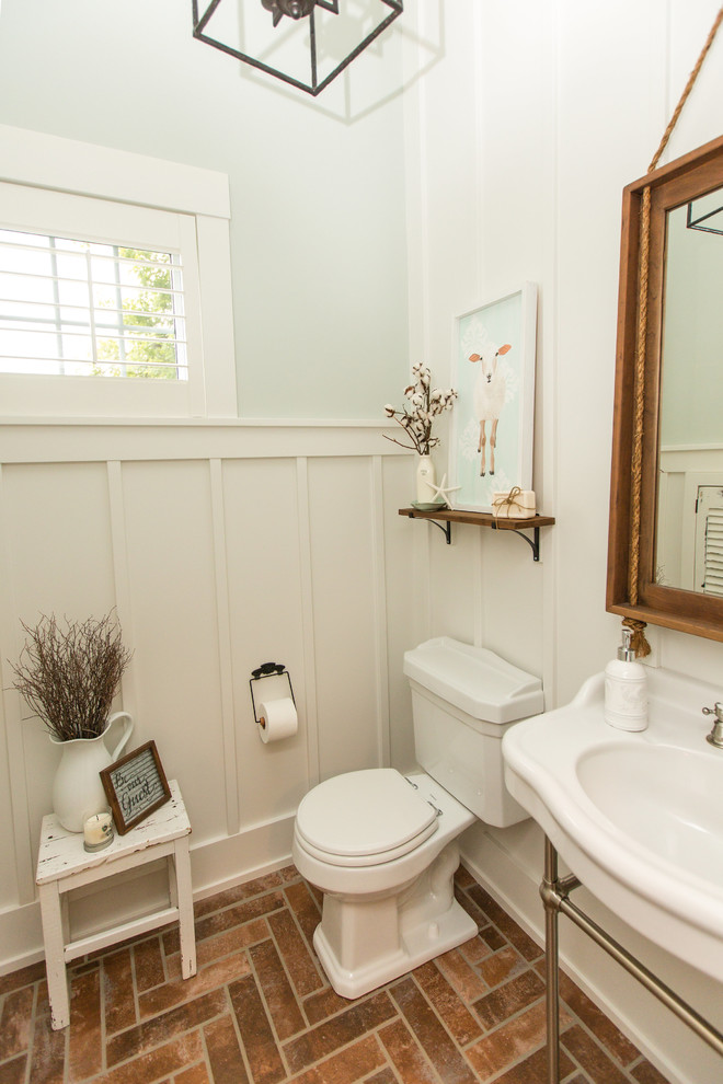 Ejemplo de cuarto de baño de estilo de casa de campo pequeño con sanitario de dos piezas, paredes blancas, suelo de ladrillo, aseo y ducha y encimeras blancas
