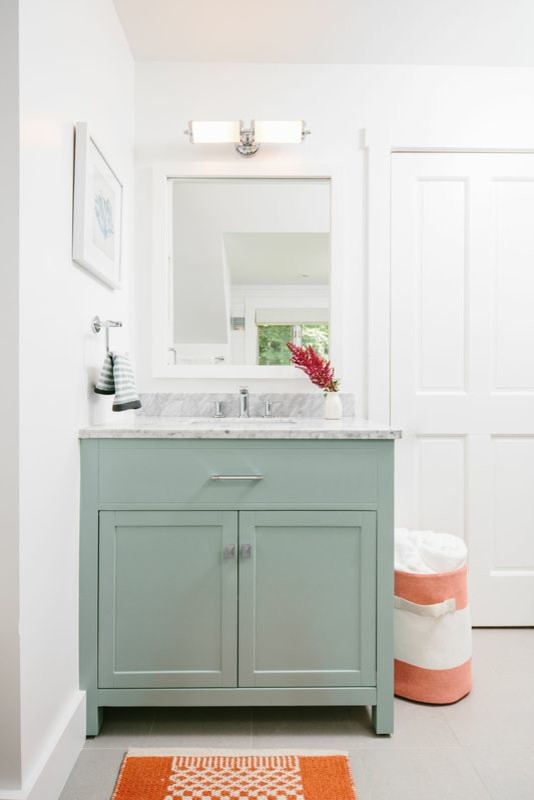 Imagen de cuarto de baño principal contemporáneo de tamaño medio con armarios estilo shaker, paredes blancas, lavabo bajoencimera, encimera de mármol, suelo gris, puertas de armario verdes y suelo de baldosas de porcelana