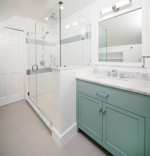 Idéer för ett mellanstort modernt en-suite badrum, med skåp i shakerstil, gröna skåp, en hörndusch, vit kakel, tunnelbanekakel, vita väggar, klinkergolv i porslin, ett undermonterad handfat, marmorbänkskiva, grått golv och dusch med gångjärnsdörr