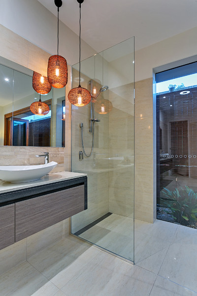 Пример оригинального дизайна: главная ванная комната среднего размера в морском стиле с открытым душем, биде, желтой плиткой, керамогранитной плиткой, белыми стенами, полом из керамогранита и настольной раковиной