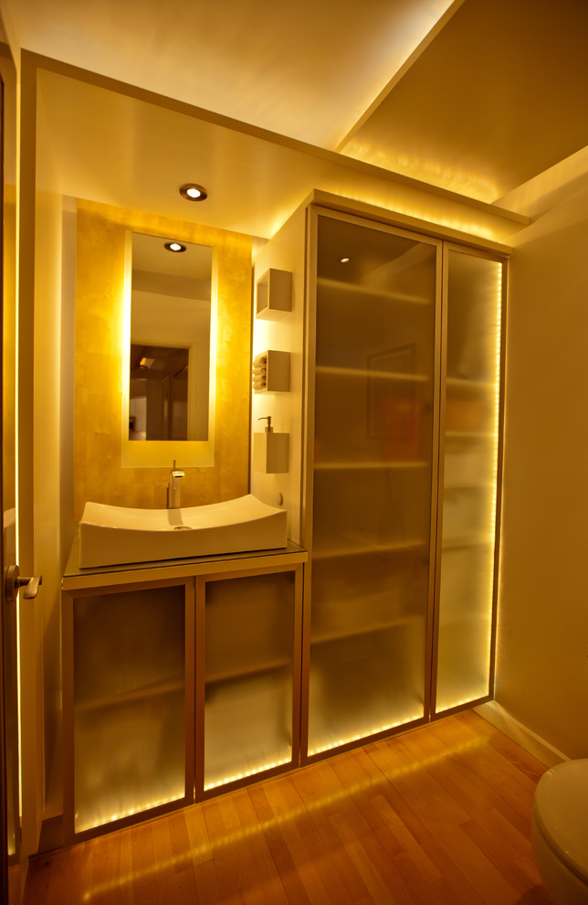 Inspiration för ett funkis badrum, med ett fristående handfat, luckor med glaspanel, bänkskiva i glas, vita väggar och ljust trägolv