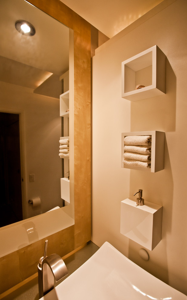 Foto di una stanza da bagno moderna con top in vetro, lavabo a bacinella, ante bianche, pareti bianche e parquet chiaro