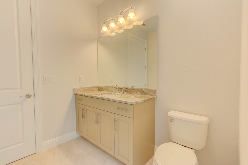 Exempel på ett mellanstort modernt badrum för barn, med skåp i shakerstil, beige skåp, en öppen dusch, en toalettstol med hel cisternkåpa, grå väggar, klinkergolv i keramik, ett undermonterad handfat, granitbänkskiva, vitt golv och dusch med gångjärnsdörr