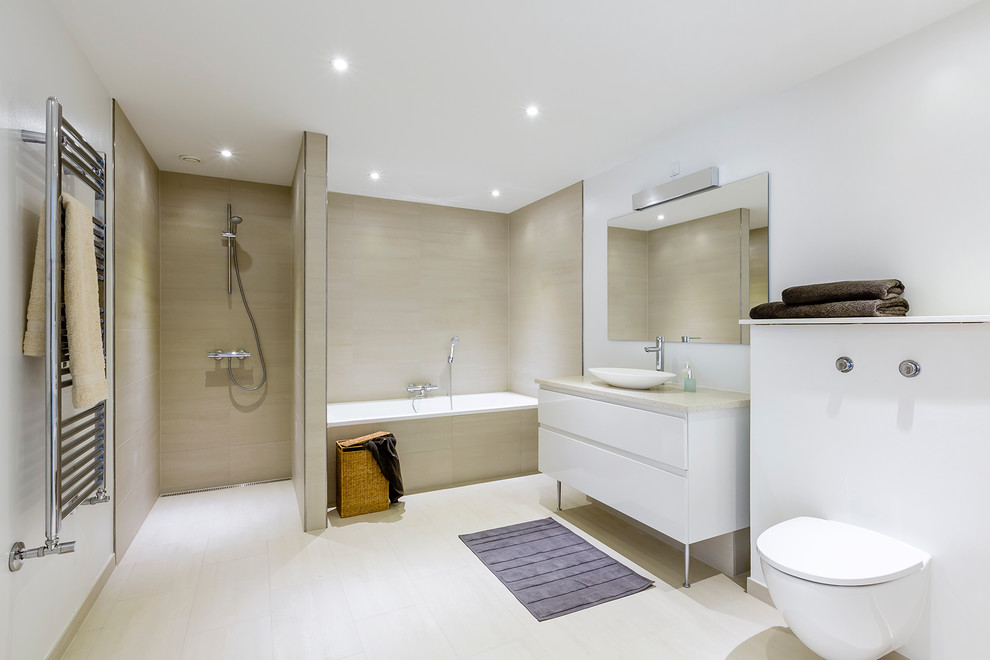 Diseño de cuarto de baño moderno con armarios con paneles lisos, puertas de armario blancas, baldosas y/o azulejos beige, baldosas y/o azulejos blancos, paredes multicolor, suelo blanco y ducha abierta