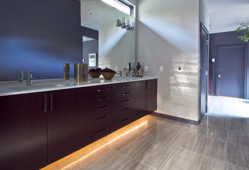 Large modern ensuite bathroom in Atlanta with flat-panel cabinets, dark wood cabinets, multi-coloured walls, vinyl flooring, a submerged sink and solid surface worktops.