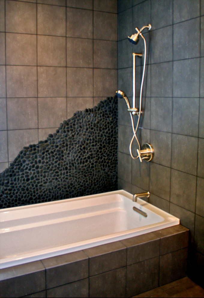 Идея дизайна: главная ванная комната в стиле модернизм с накладной ванной, душем над ванной, серой плиткой и галечной плиткой