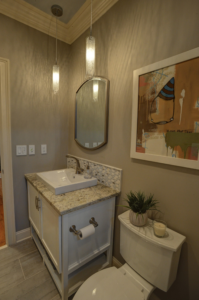 Idéer för ett litet klassiskt badrum, med luckor med infälld panel, vita skåp, ett platsbyggt badkar, vit kakel, grå väggar, klinkergolv i keramik, ett fristående handfat och granitbänkskiva