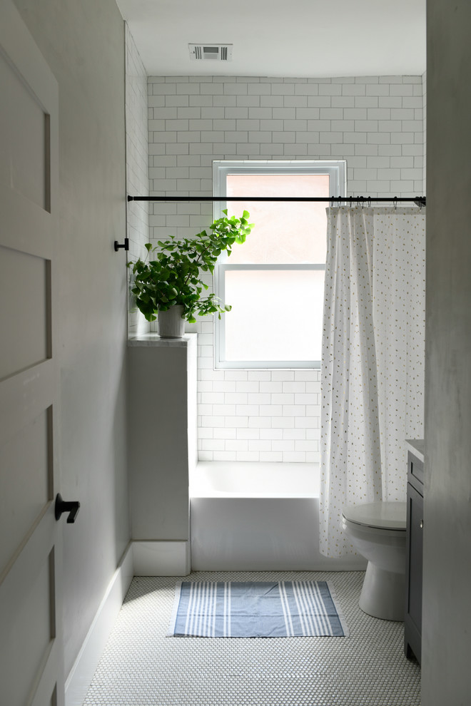 Modern inredning av ett litet vit vitt en-suite badrum, med skåp i shakerstil, skåp i ljust trä, ett fristående badkar, en öppen dusch, vit kakel, tunnelbanekakel, mosaikgolv, ett undermonterad handfat, bänkskiva i kvartsit, vitt golv och dusch med gångjärnsdörr