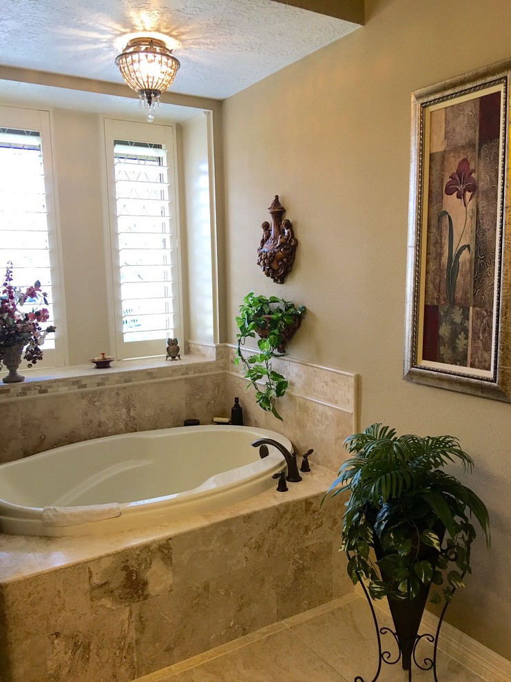 Inspiration pour une salle de bain principale traditionnelle de taille moyenne avec une baignoire posée, un mur beige et un sol en carrelage de céramique.