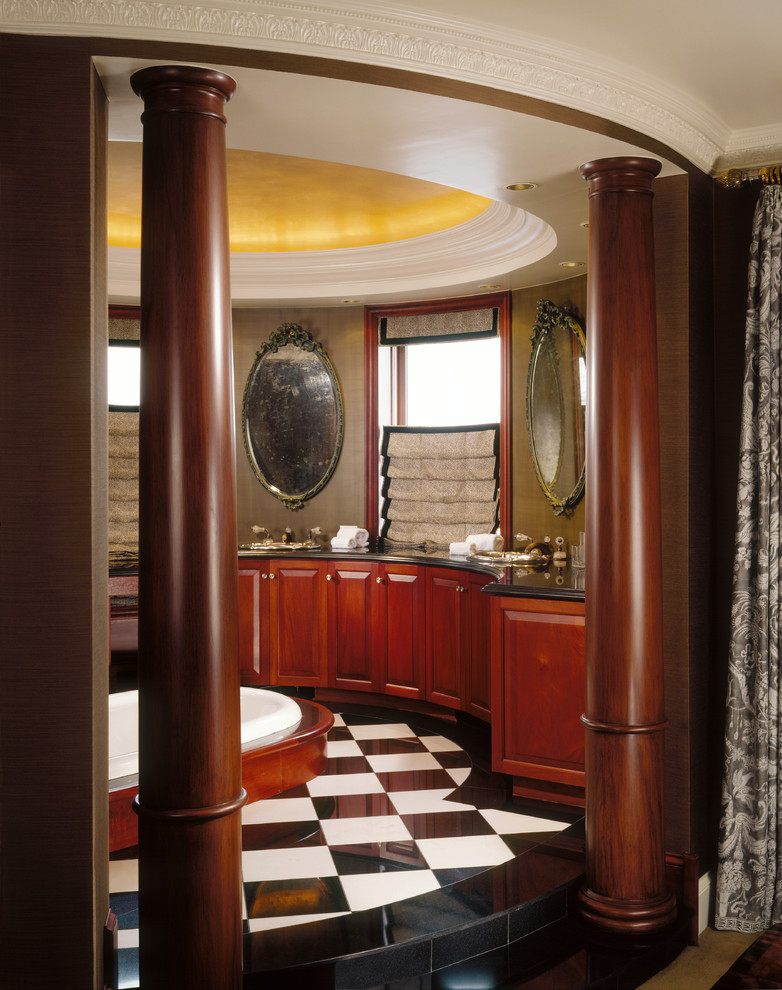 Exemple d'un grand sauna éclectique en bois foncé avec un lavabo encastré, un placard en trompe-l'oeil, un plan de toilette en marbre, une baignoire posée, WC à poser, un carrelage de pierre et un sol en marbre.