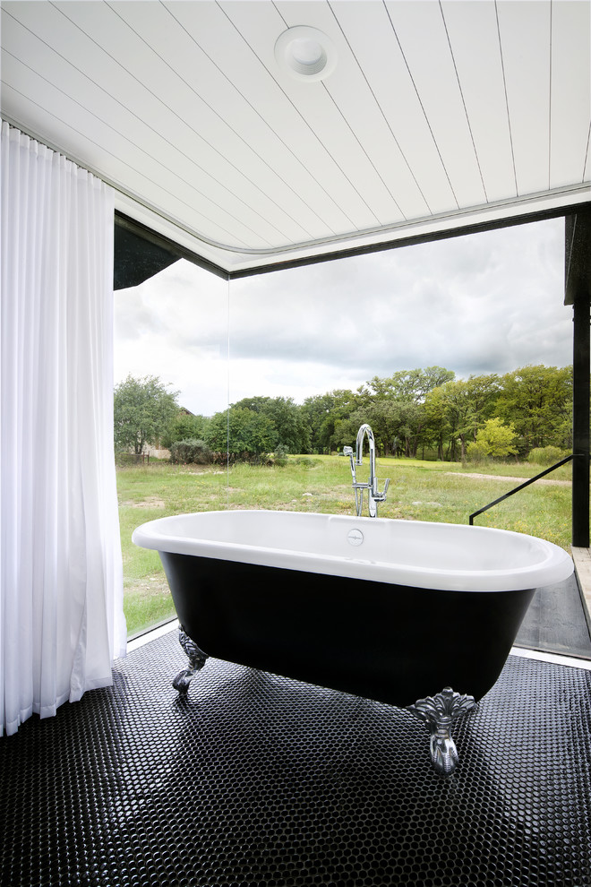 Идея дизайна: главная ванная комната в стиле кантри с черным полом, ванной на ножках и полом из мозаичной плитки