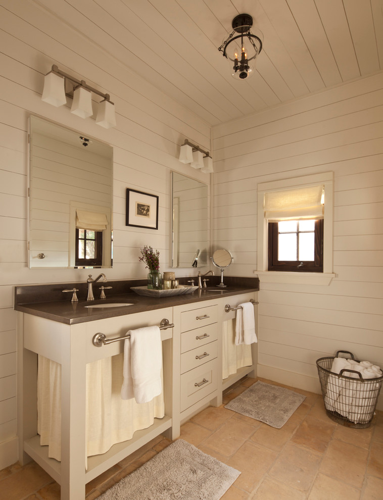Foto på ett lantligt badrum, med öppna hyllor, grå skåp och vita väggar
