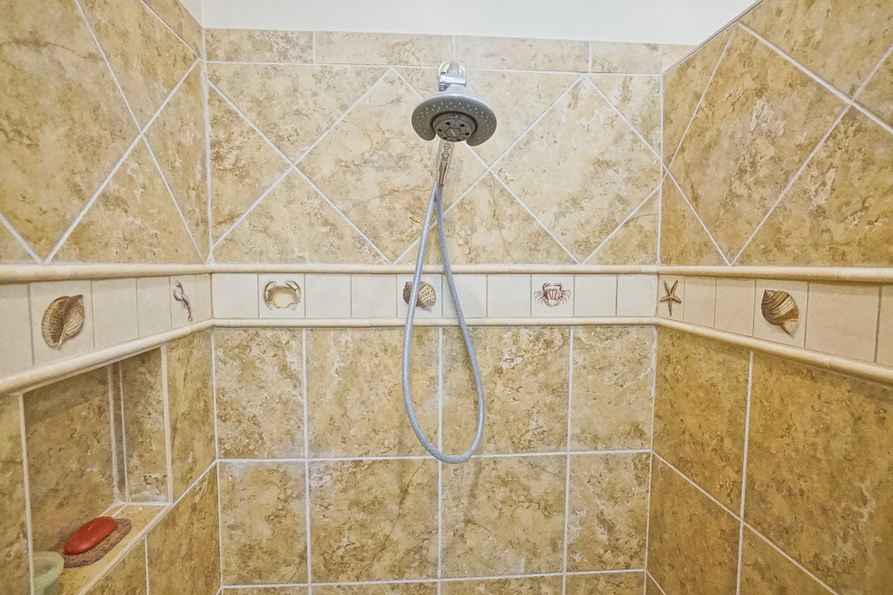 Foto på ett stort maritimt en-suite badrum, med luckor med profilerade fronter, grå skåp, ett platsbyggt badkar, en öppen dusch, beige kakel, keramikplattor, beige väggar, klinkergolv i keramik, ett undermonterad handfat och granitbänkskiva