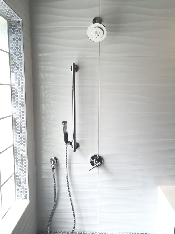 Diseño de cuarto de baño principal contemporáneo de tamaño medio con ducha abierta, baldosas y/o azulejos blancos, baldosas y/o azulejos de cerámica, paredes grises, encimera de mármol, ducha con puerta con bisagras y encimeras grises