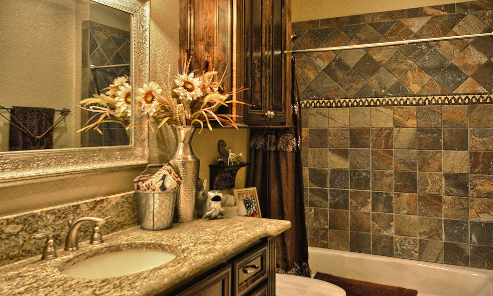 На фото: ванная комната в стиле рустика с врезной раковиной, темными деревянными фасадами, столешницей из гранита, накладной ванной, разноцветной плиткой и бежевыми стенами