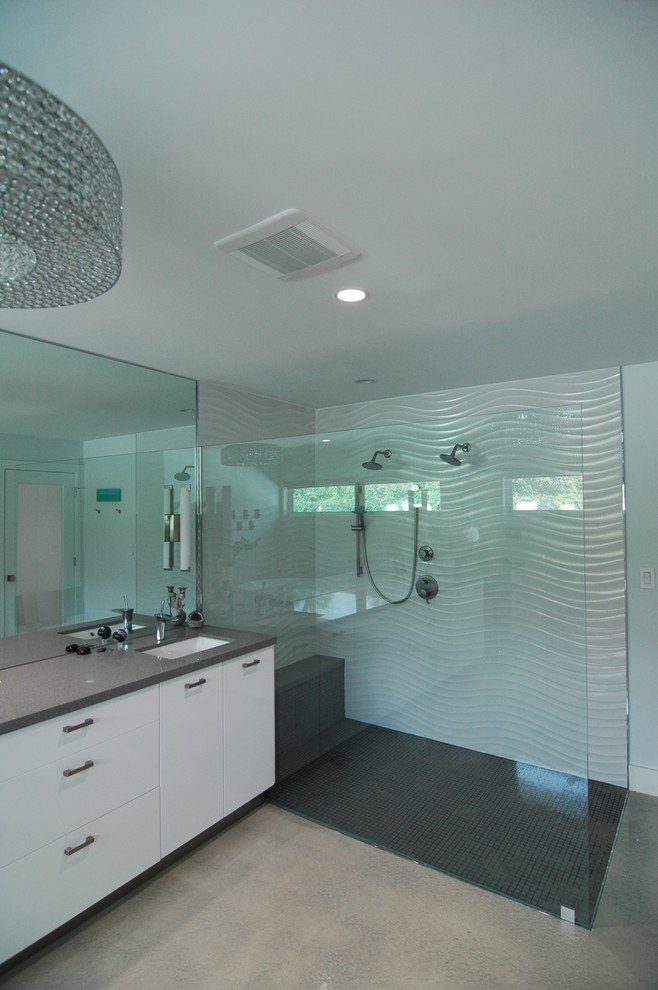 Mittelgroßes Modernes Badezimmer En Suite mit flächenbündigen Schrankfronten, weißen Schränken, Mineralwerkstoff-Waschtisch, Keramikfliesen und offener Dusche in Miami
