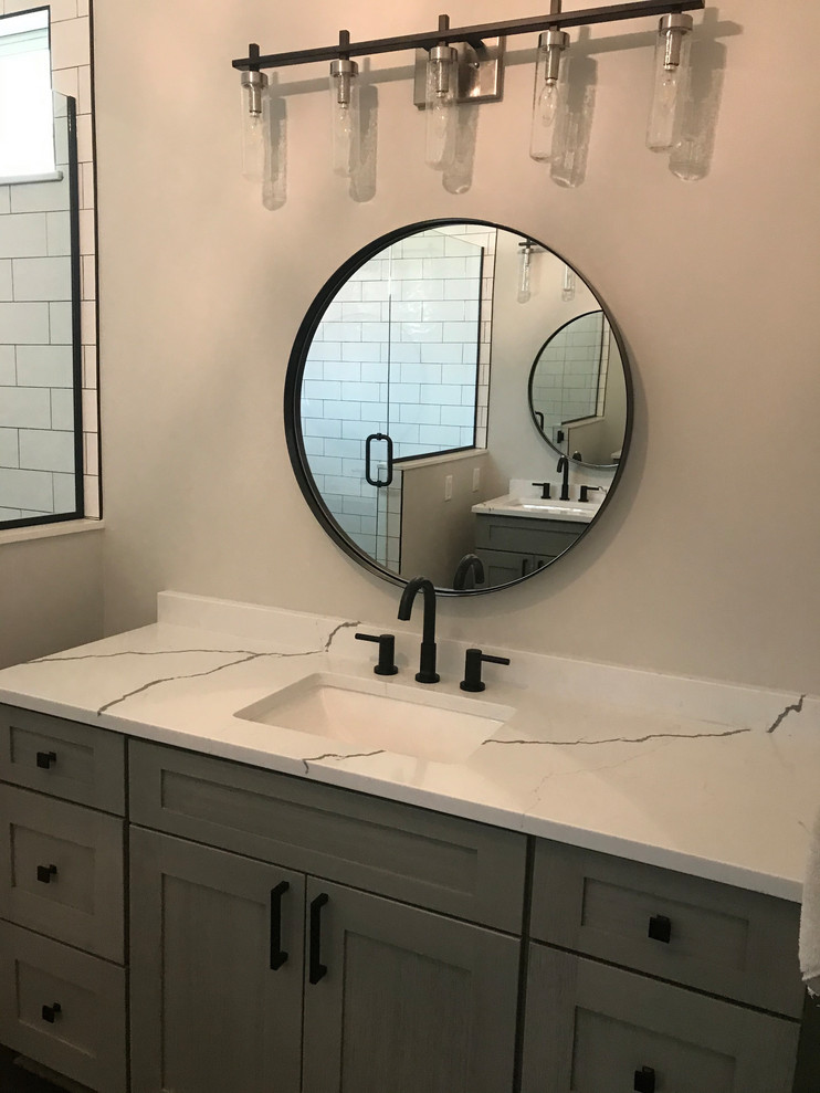 Exempel på ett stort klassiskt vit vitt en-suite badrum, med skåp i shakerstil, grå skåp, en dubbeldusch, en toalettstol med hel cisternkåpa, vit kakel, keramikplattor, grå väggar, vinylgolv, ett undermonterad handfat, bänkskiva i kvarts, brunt golv och dusch med gångjärnsdörr