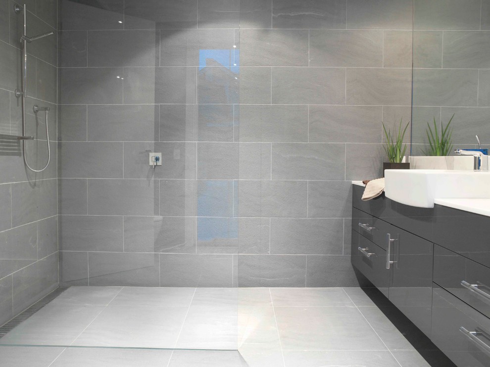 Immagine di una stanza da bagno padronale contemporanea con ante lisce e ante grigie