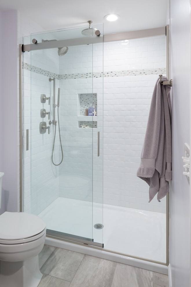 Ejemplo de cuarto de baño clásico renovado grande con ducha empotrada, sanitario de dos piezas, baldosas y/o azulejos blancos, baldosas y/o azulejos de cerámica, paredes púrpuras y suelo de baldosas de porcelana